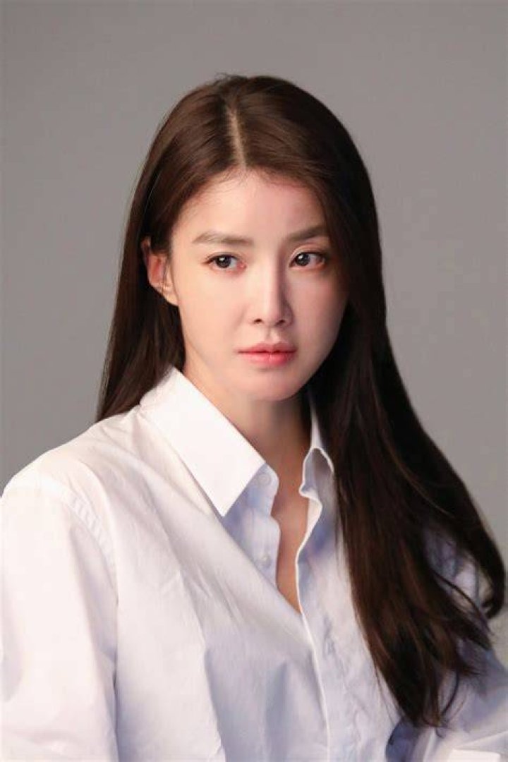 Actress Lee Si Young Brings Her Son Into The Spotlight For The First