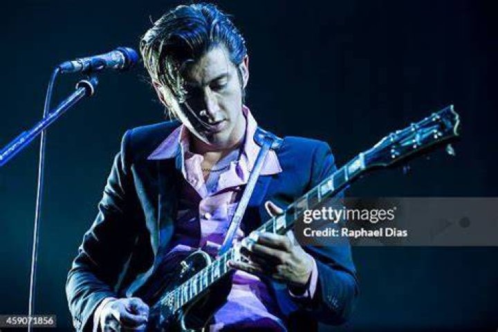 Alex Turner's pinkhaired girlfriend Taylor Bagley shows legs in