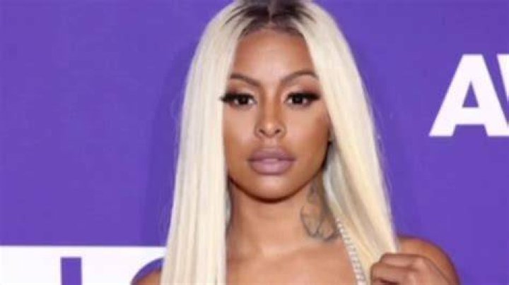 Alexis Sky twerks and promotes Lil baby&rsquo;s new Album TEALOG YouTube