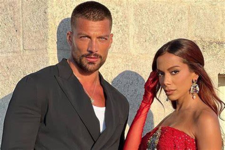 Anitta e Simone Susinna s&atilde;o vistos de m&atilde;os dadas e ator posta v&iacute;deo