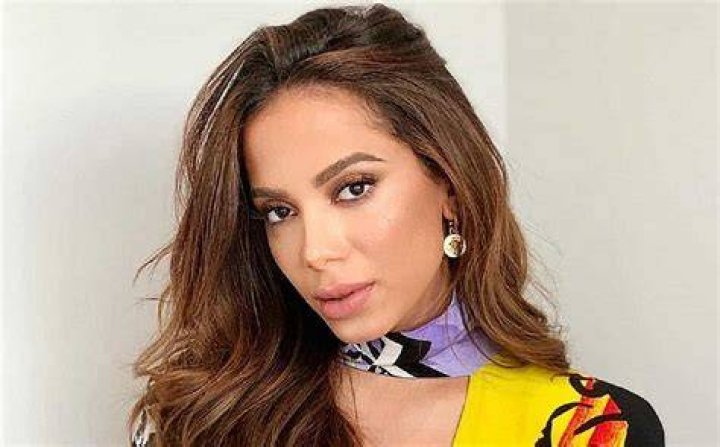 Anitta posta foto rom&acirc;ntica com Simone Susinna e comprova que os