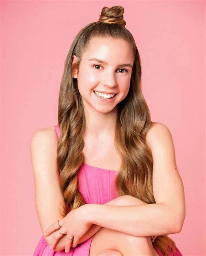 Anna McNulty Bio, Wiki, Age, Height, Husband, Family, Flexibility