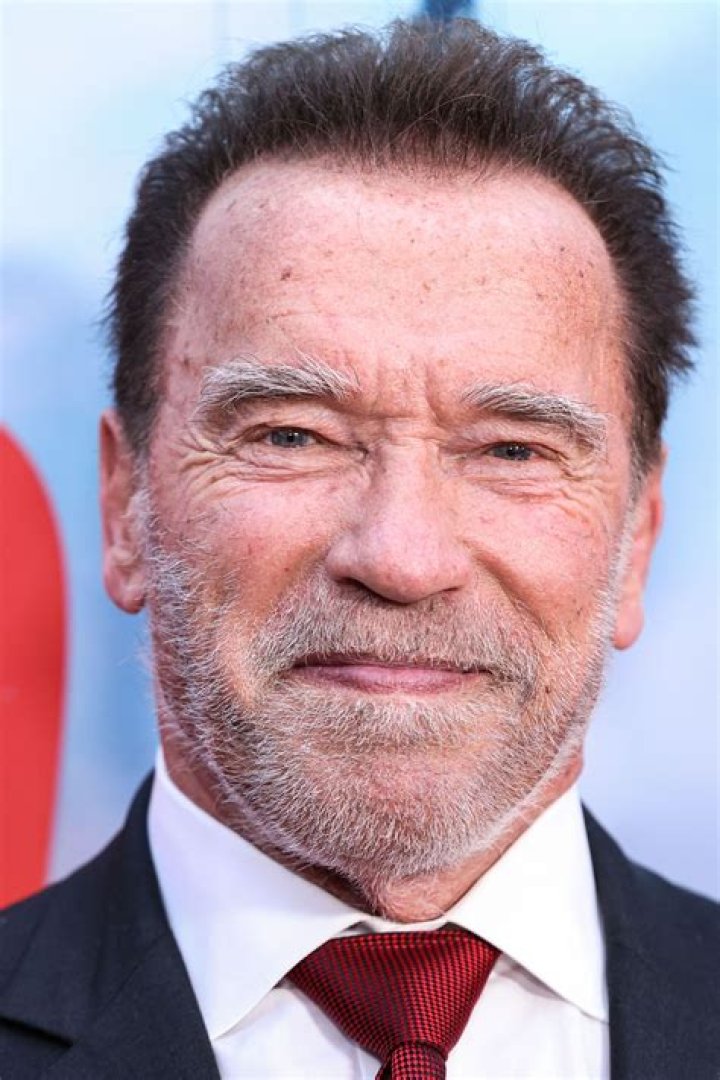 Arnold's ExMistress Reads His TellAll Book E! Online AU