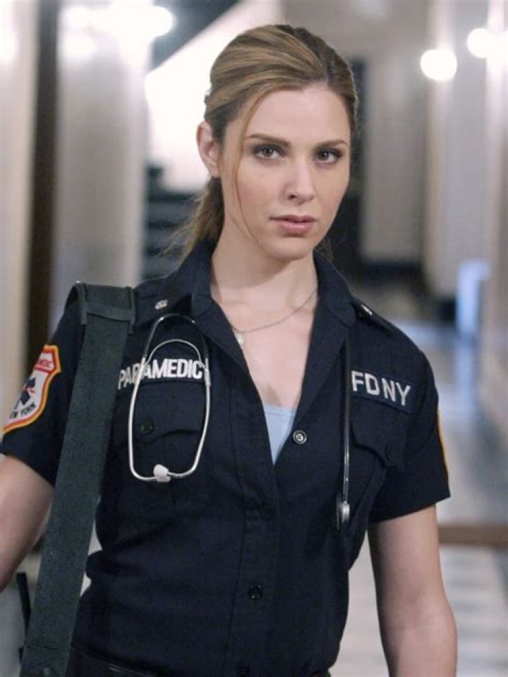 Cara Buono as Grace Foster in Third Watch Mujer bombero, Series de tv