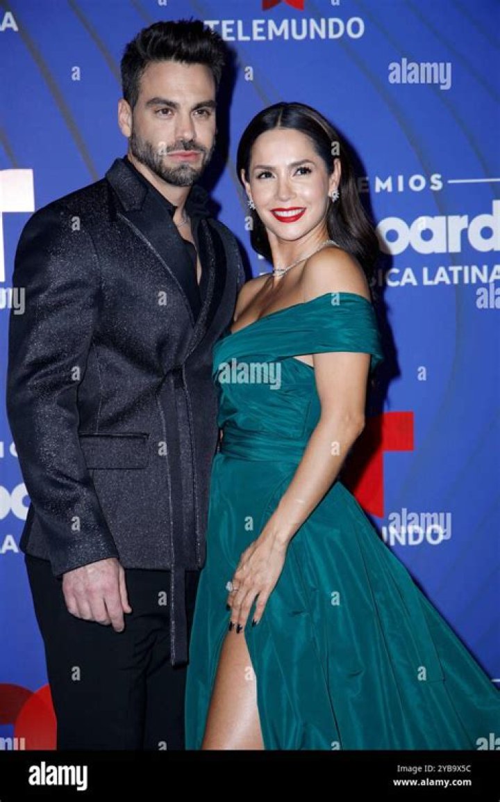 Carmen Villalobos celebraron sus 8 anos de relacion en Mexico People