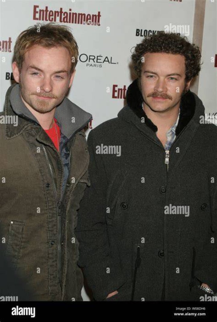 Christopher Masterson y Danny Masterson llegan para la fiesta de