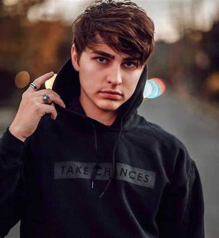 Colby Brock Wiki, Biography, Net Worth, Family, Girlfriend Fabulaes