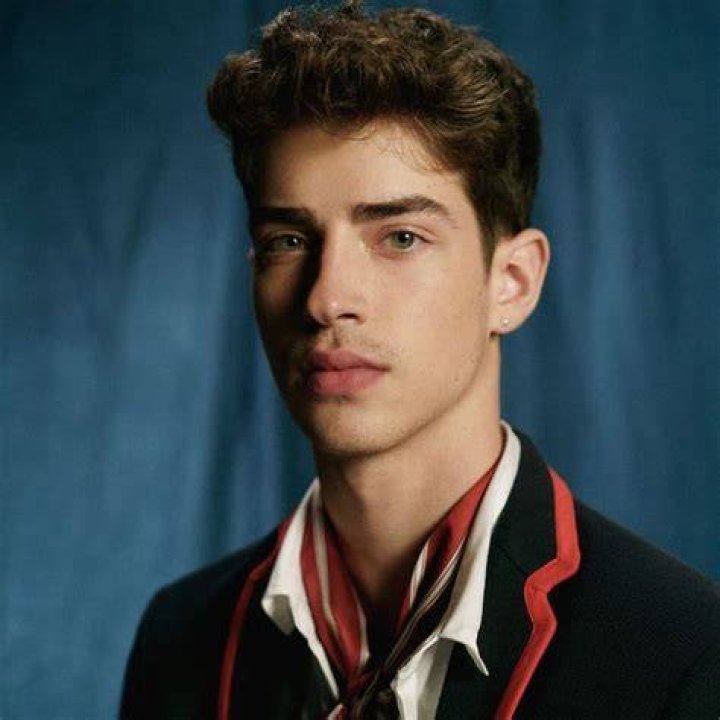 Elite 4, Manu R&iacute;os sexy new entry della serie Netflix la gallery