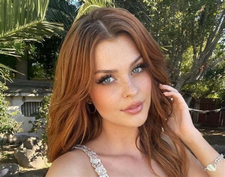 Elly Clutch r/PrettyGirls