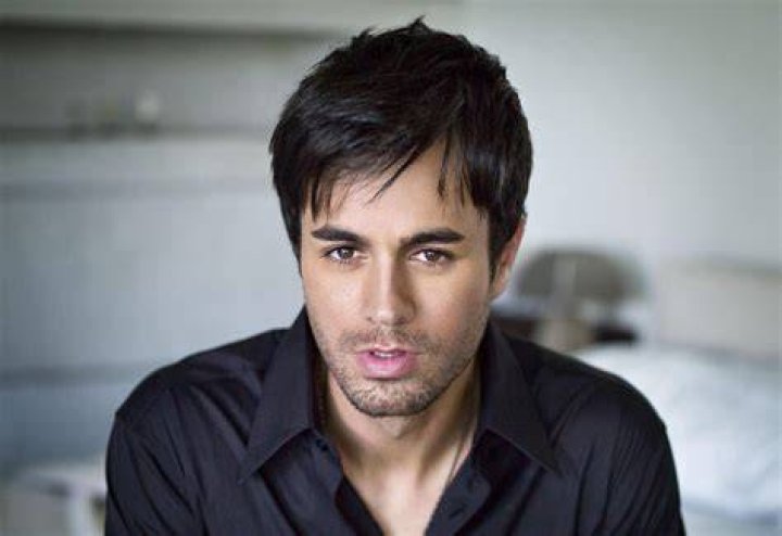 Enrique Iglesias se confie sur ses rapports compliqu&eacute;s avec son p&egrave;re