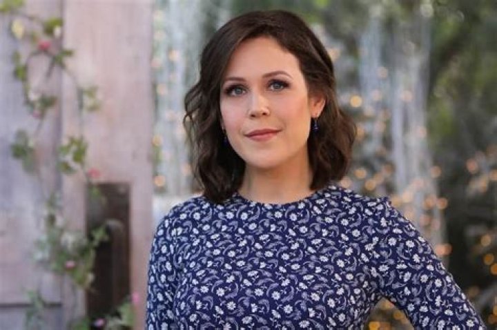 Erin Krakow Biography, Age, Height, Boyfriend mrDustBin