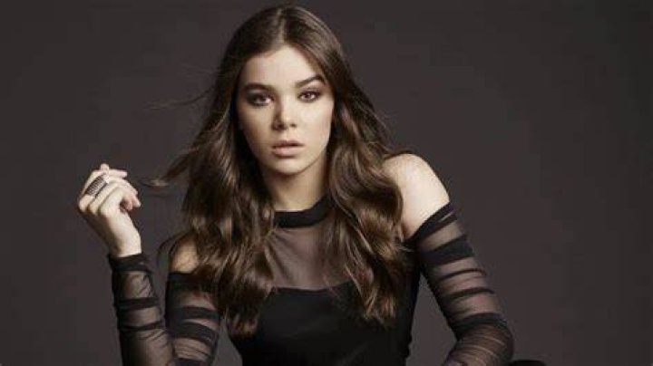 Hailee Steinfeld Bio Age Net Worth Height In Relation vrogue.co