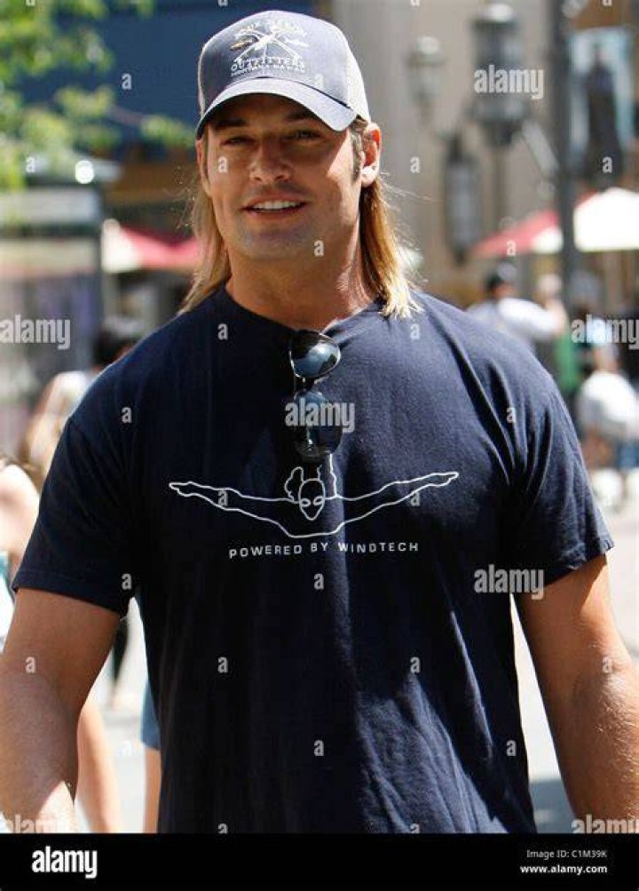 Josh Holloway seen out shopping at Abercrombie & Fitch with his nieces