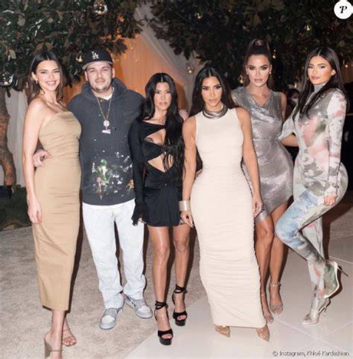 Kim, Khlo&eacute;, Kourtney et Kylie s&rsquo;habillent en Kris Jenner pour son