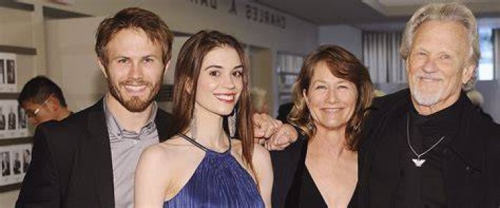 Kris Kristofferson Fathers 8 Kids with 3 Different Spouses &mdash; Inside His