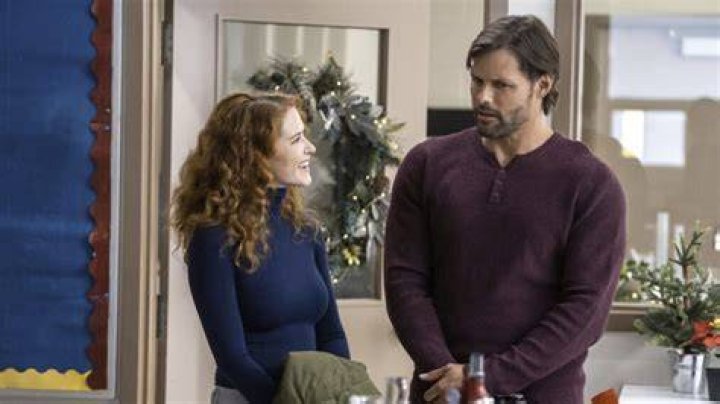 &lsquo;Grey&rsquo;s&rsquo; Costars Sarah Drew and Justin Bruening Talk &lsquo;Reindeer Games