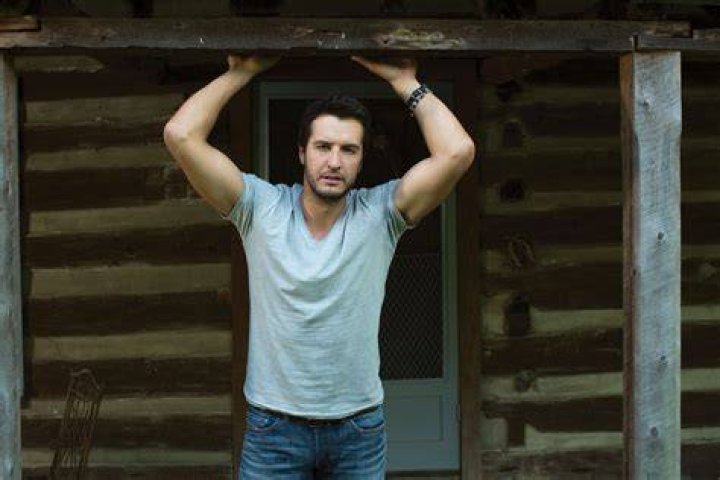 Luke Bryan weight, height and age. We know it all!