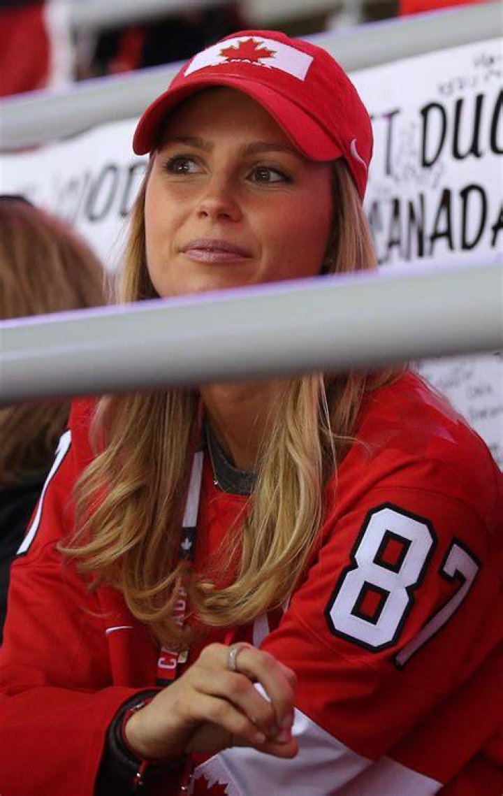 Meet Kathy Leutner, stunning model girlfriend of NHL star Sidney Crosby