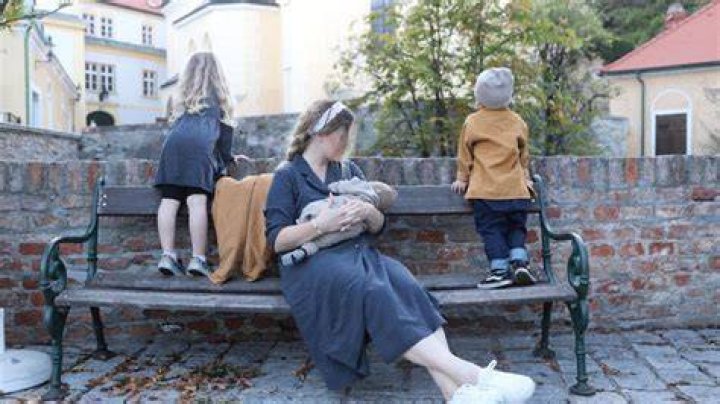 Moderne Mutterschaft, die das Leben der Mutter lebt babygirlnames
