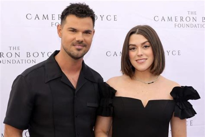 Newlyweds Taylor & Tay Lautner Share Candid Family Photo With