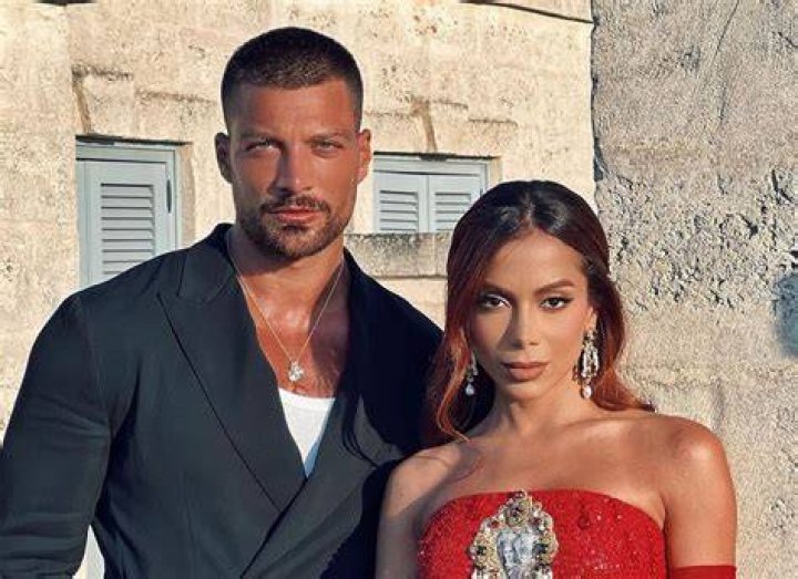 Novo casal? Simone Susinna chama Anitta de "esposa" e cantora
