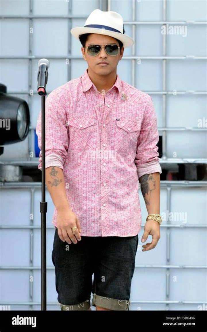Peter Gene Hernandez aka "Bruno Mars."💜 💚 Smart Hairstyles, Square Face