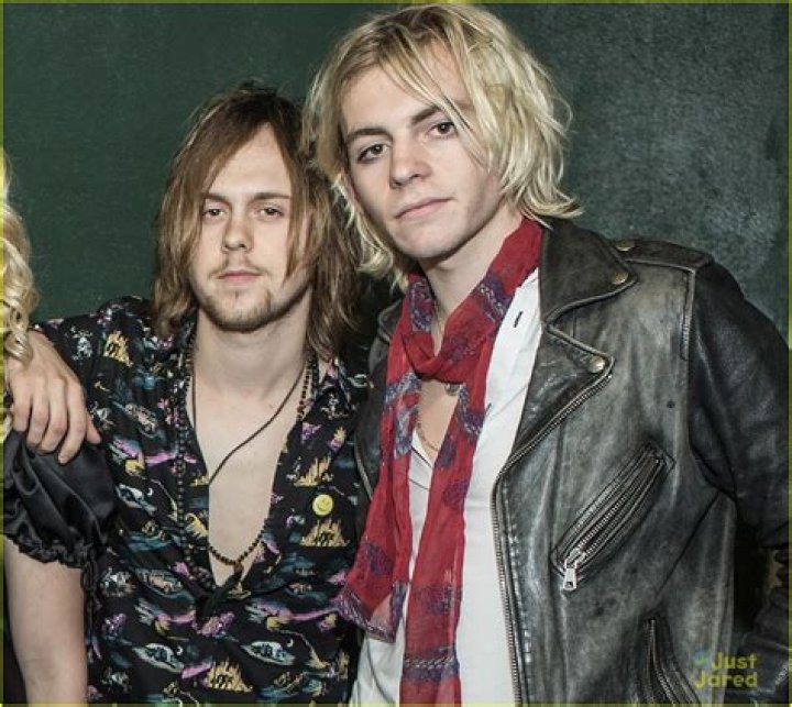 Ross Lynch Reunites With R5 & Courtney Eaton For Knott's Scary Farm