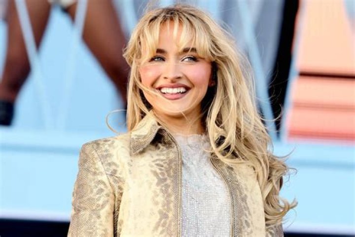 sabrina carpenter rainbow em 2020 Sabrina carpenter, Biquini, Garotas