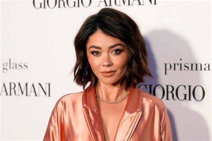 Sarah Hyland Showcases Her Scars From Her 16 Surgeries And Breaks Down