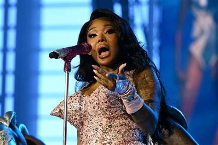 Summer Walker Is a Star. But She Signed a &lsquo;Brutal&rsquo; Record Deal to Get