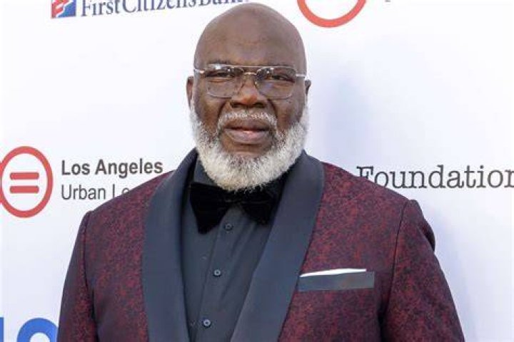 T.D. Jakes Roasted for Choice of Preaching Attire Complex