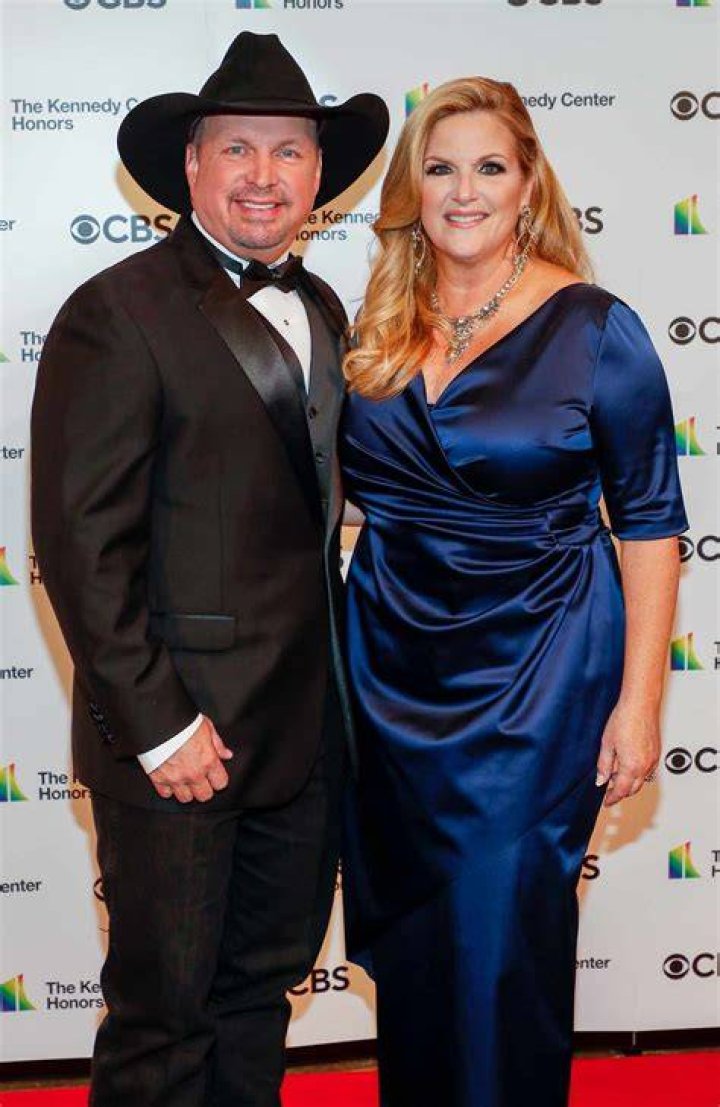 Trisha Yearwood and Garth Brooks Perform 'Imagine' At Former First Lady