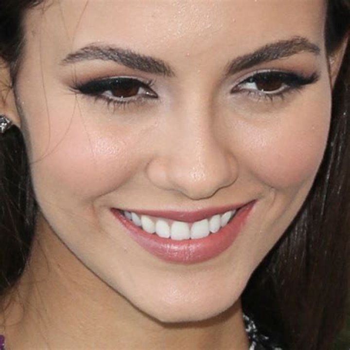 Victoria Justice Makeup Black Eyeshadow, Brown Eyeshadow & Mauve