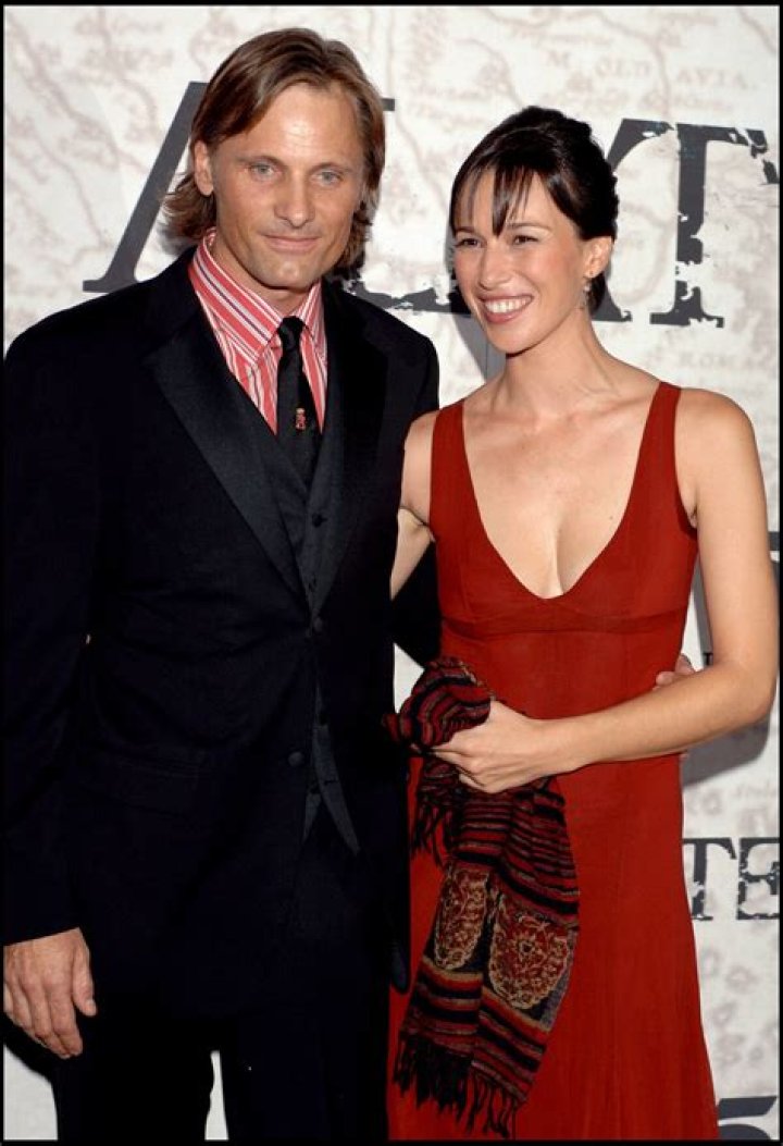 Viggo Mortensen et Ariadna Gil se prom&egrave;nent &agrave; Madrid le 21 mars 2013