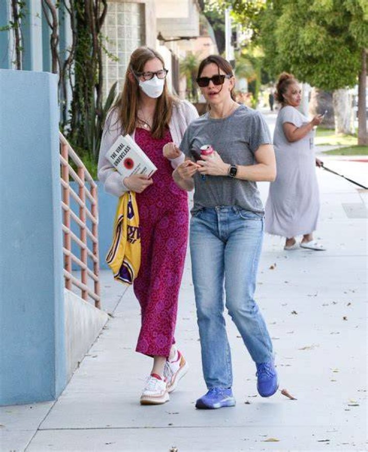 Violet Affleck is After School Smiley Photo 2431780 Ben Affleck
