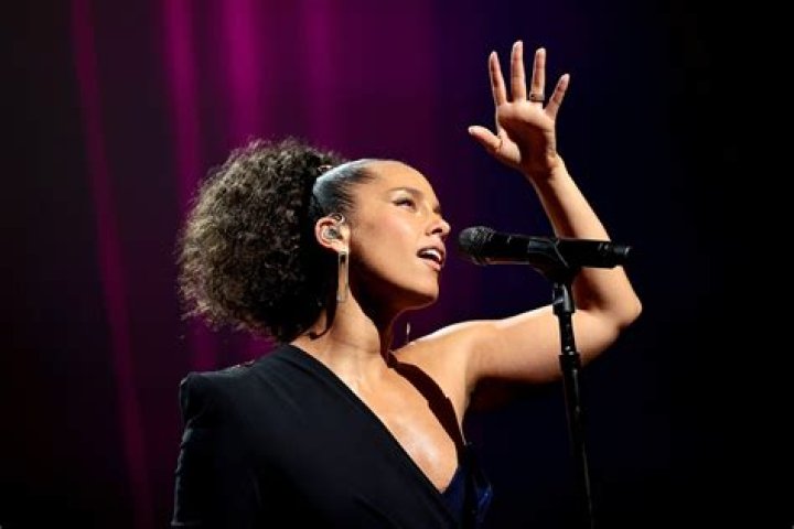 Watch Alicia Keys on the British LGBT Awards 2022 Metro Video