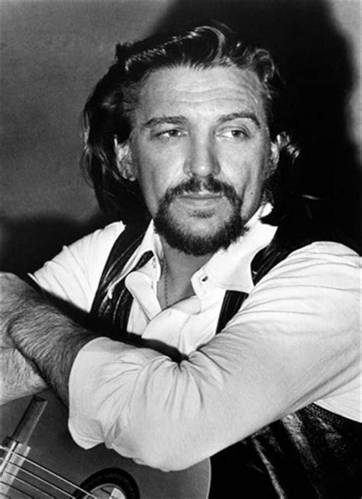Waylon Jennings (American Country Singers) Known for his songs Good