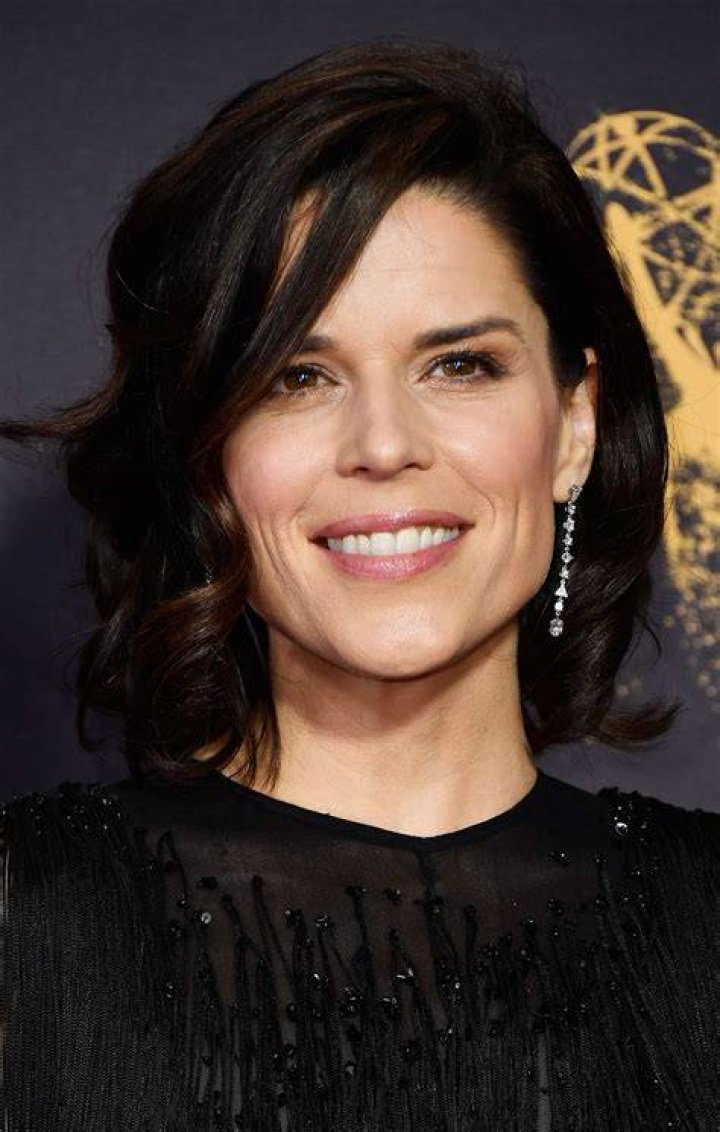 Who is actress Neve Campbell and what is her net worth?