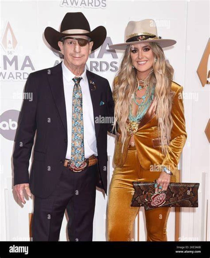 Who Is Lainey Wilson Dad Brian Wilson? Age Gap Mother