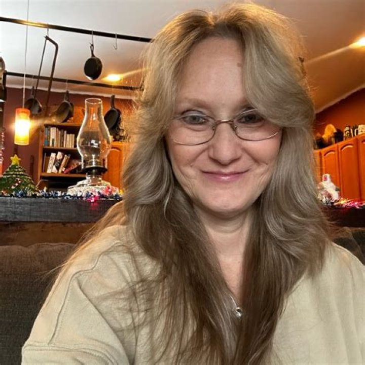 Why Bob Dylan&rsquo;s Age Gap With Girlfriend Carolyn Dennis Surprises Us