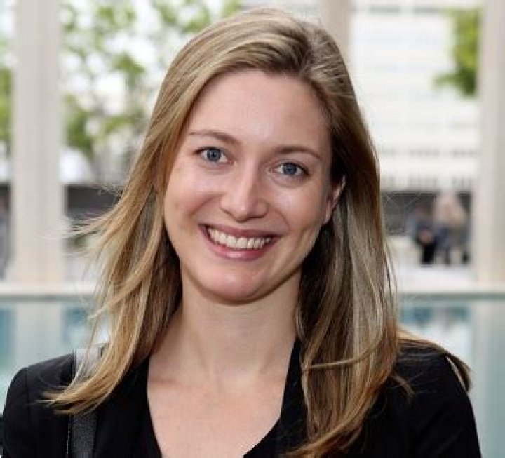 Zoe Perry Bio, Wiki, Age, Height, Parents, Husband, Tv Show, and Net Worth
